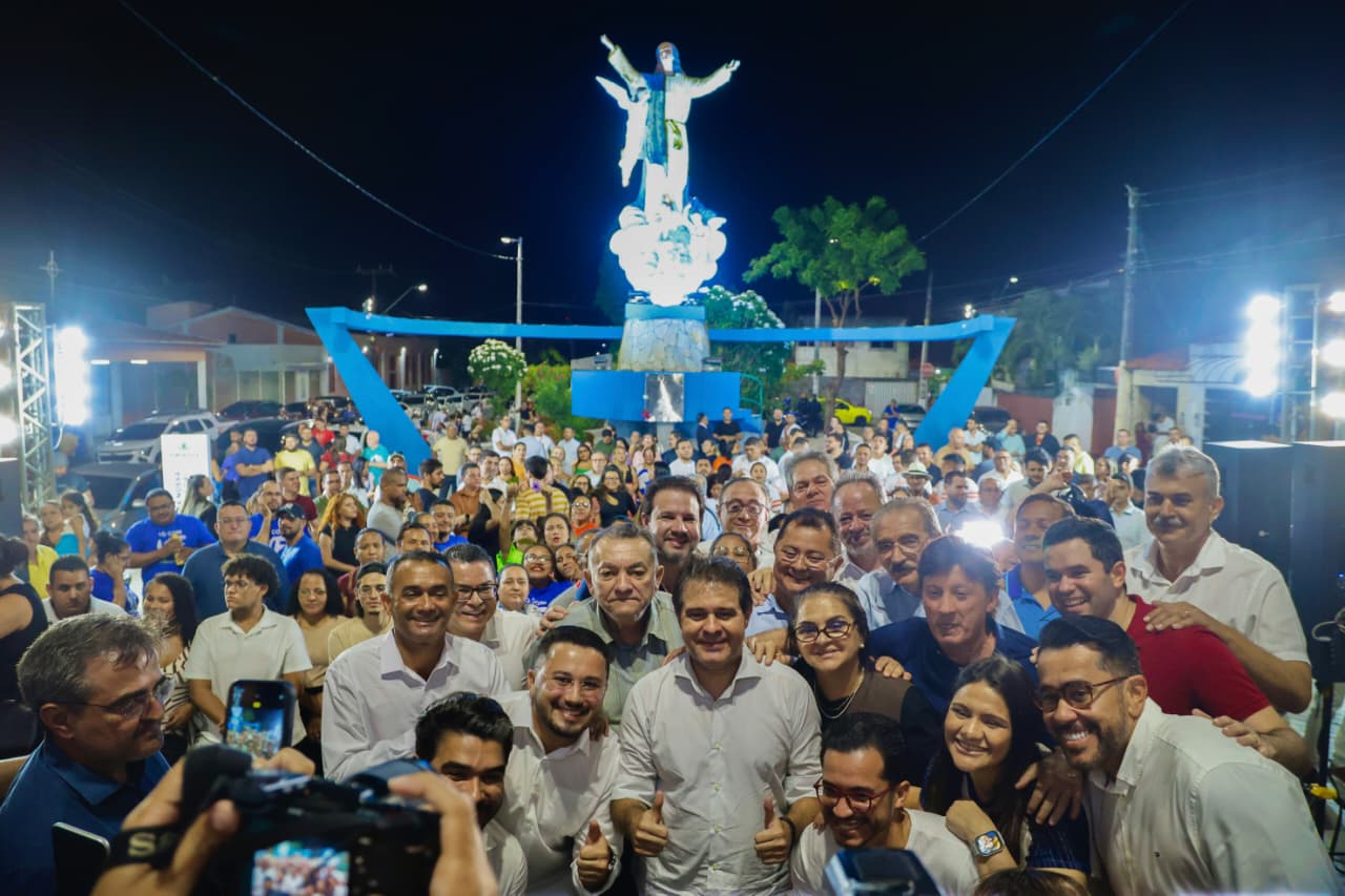 grupo de pessoas posa para a foto